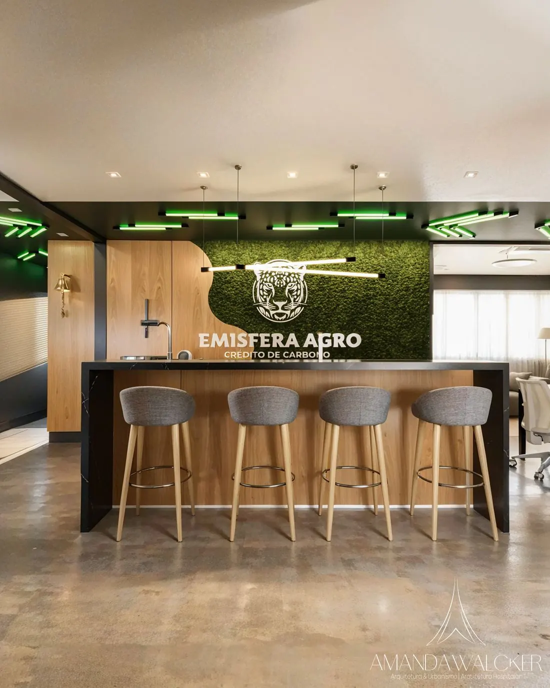 Bar com parede de musgo e logotipo iluminado