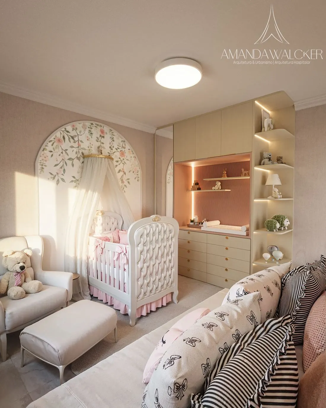 Quarto de bebê com berço capitonê e dossel